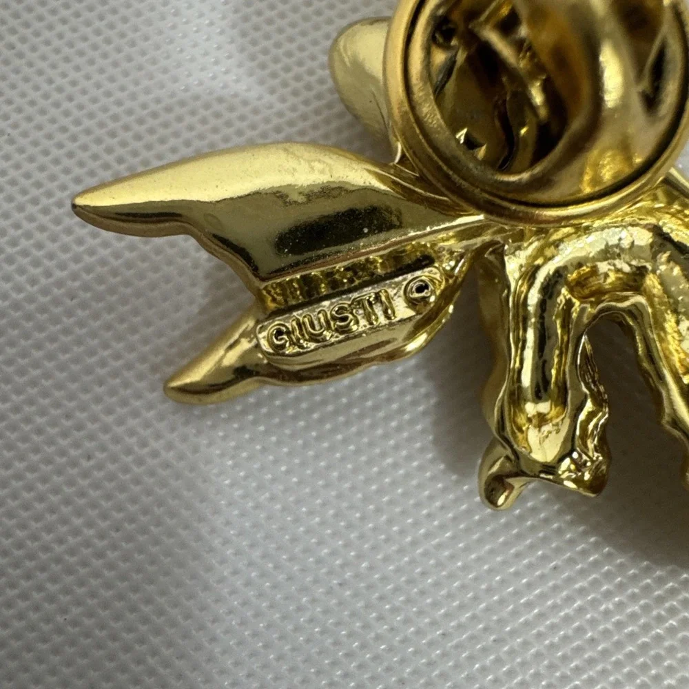 Vintage Gigi Giusti gold-tone angel brooch white enamel dove‎ Lapel Pin